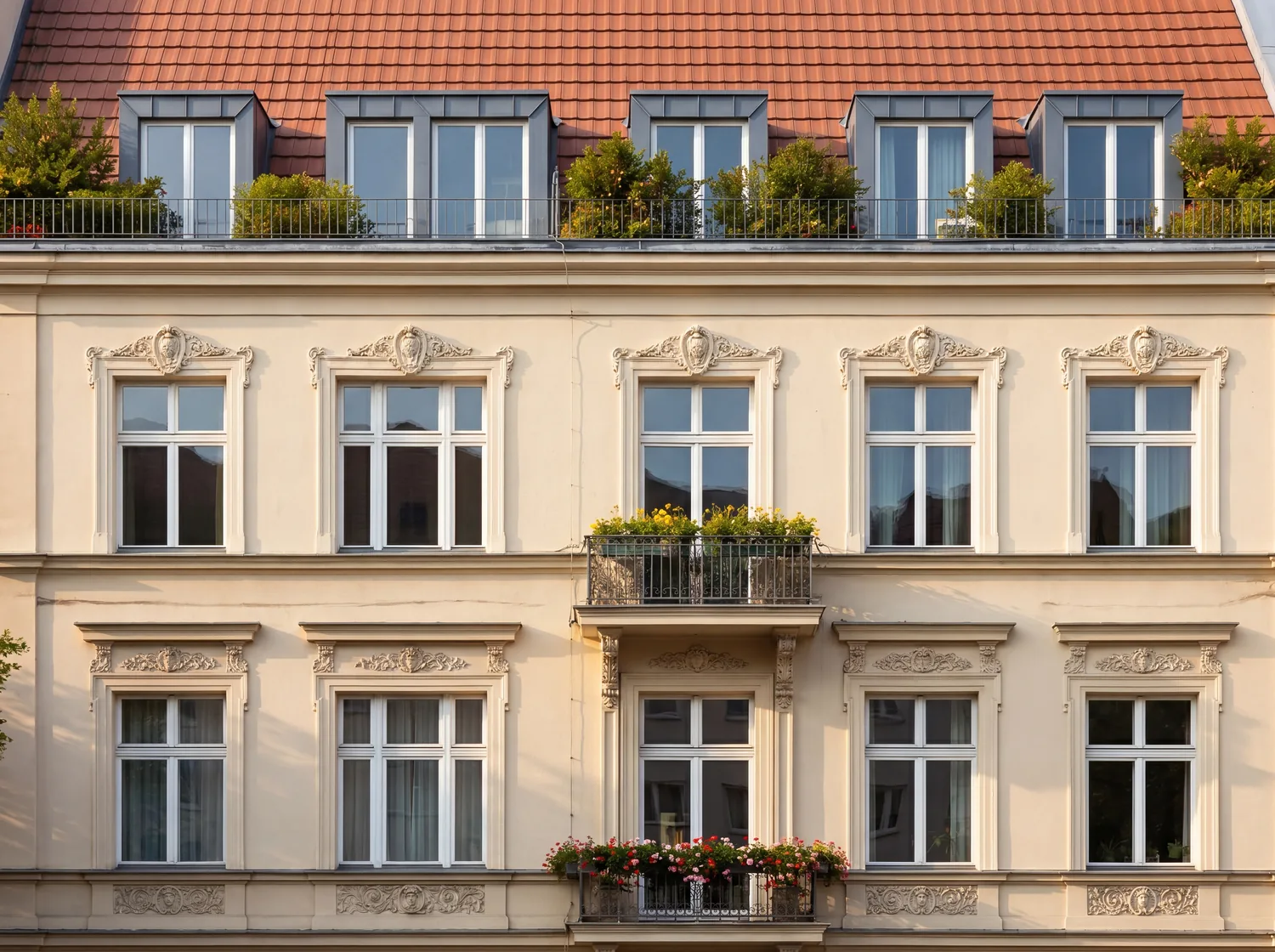 Sanierte Gründerzeit-Stuckfassade in Prenzlauer Berg, Berlin